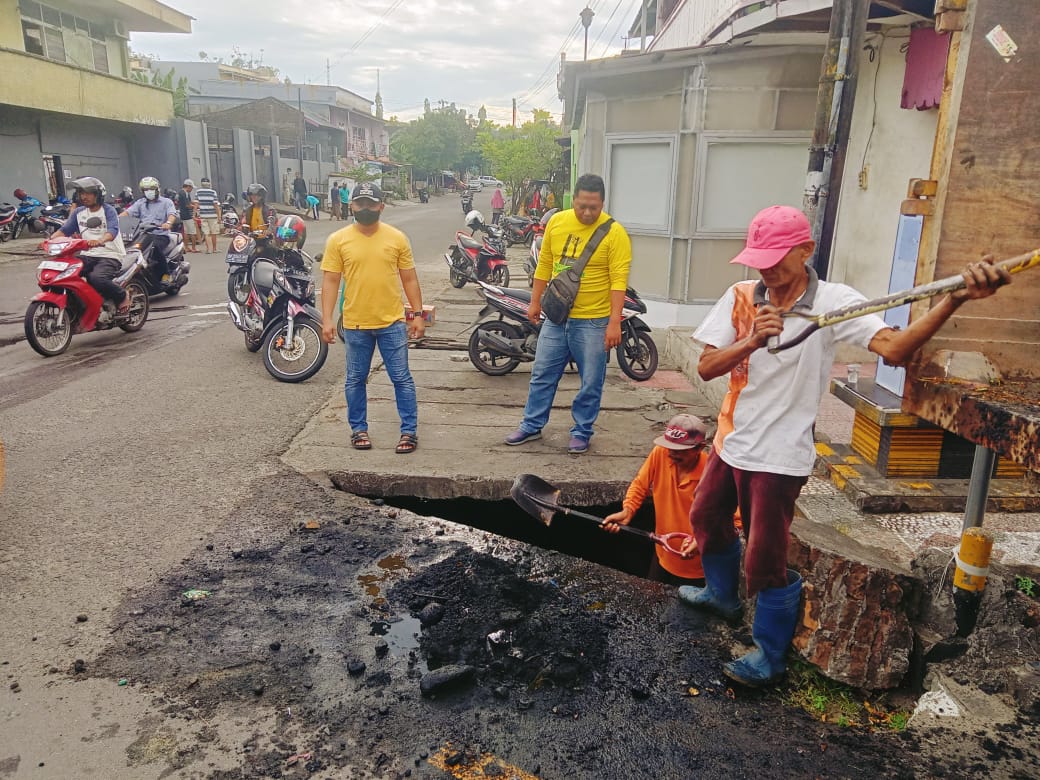 Antisipasi Genangan Air di Pusat Perkotaan, DLH Bersama Warga Labukkang Lakukan Kerja Bakti